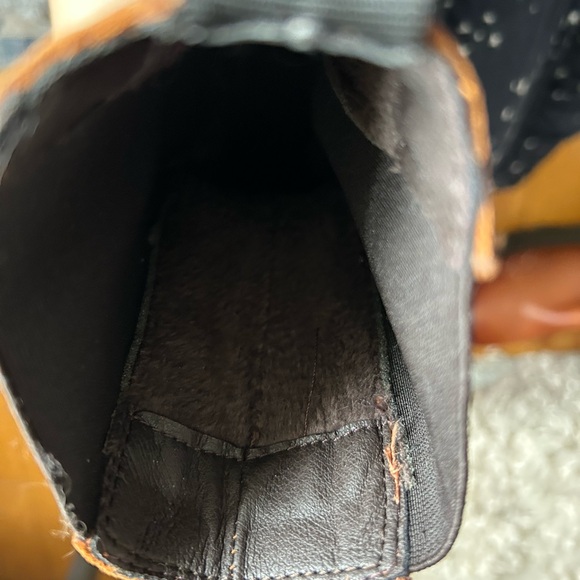 Pull on boots with a bit of a platform - Picture 4 of 4